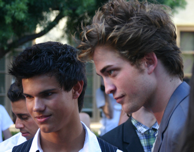 taylor-lautner-robert-pattinson-vma-2